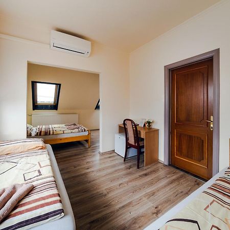 Szenti Vendeghaz Bed & Breakfast Gyor Bagian luar foto