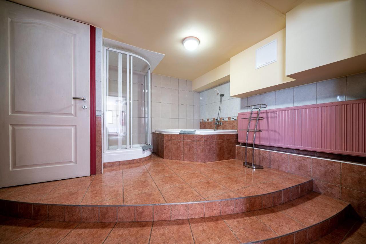 Szenti Vendeghaz Bed & Breakfast Gyor Bagian luar foto