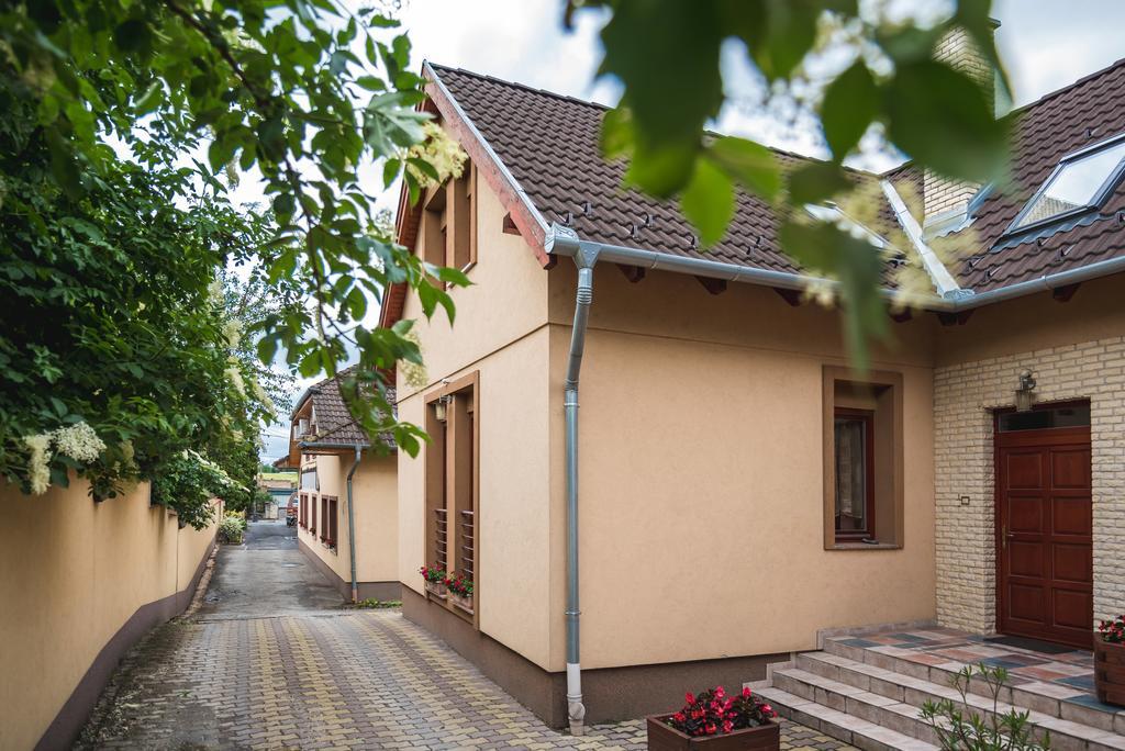 Szenti Vendeghaz Bed & Breakfast Gyor Bagian luar foto